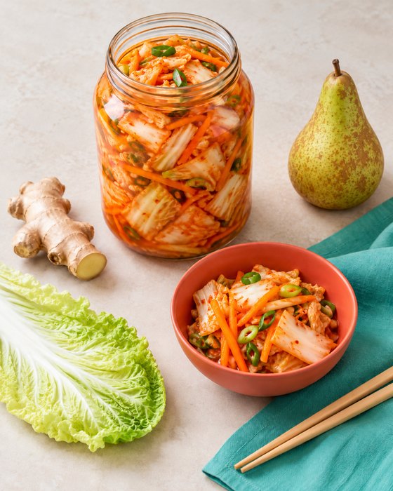 Een pot GOOD. Kimchi met een schaaltje ernaast